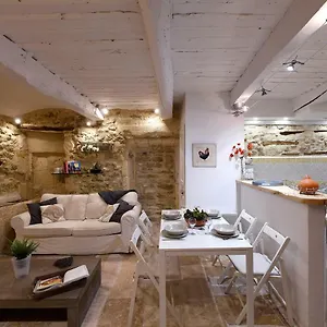 https://le-petit-tresor-du-luberon.fr-provencehotel.com